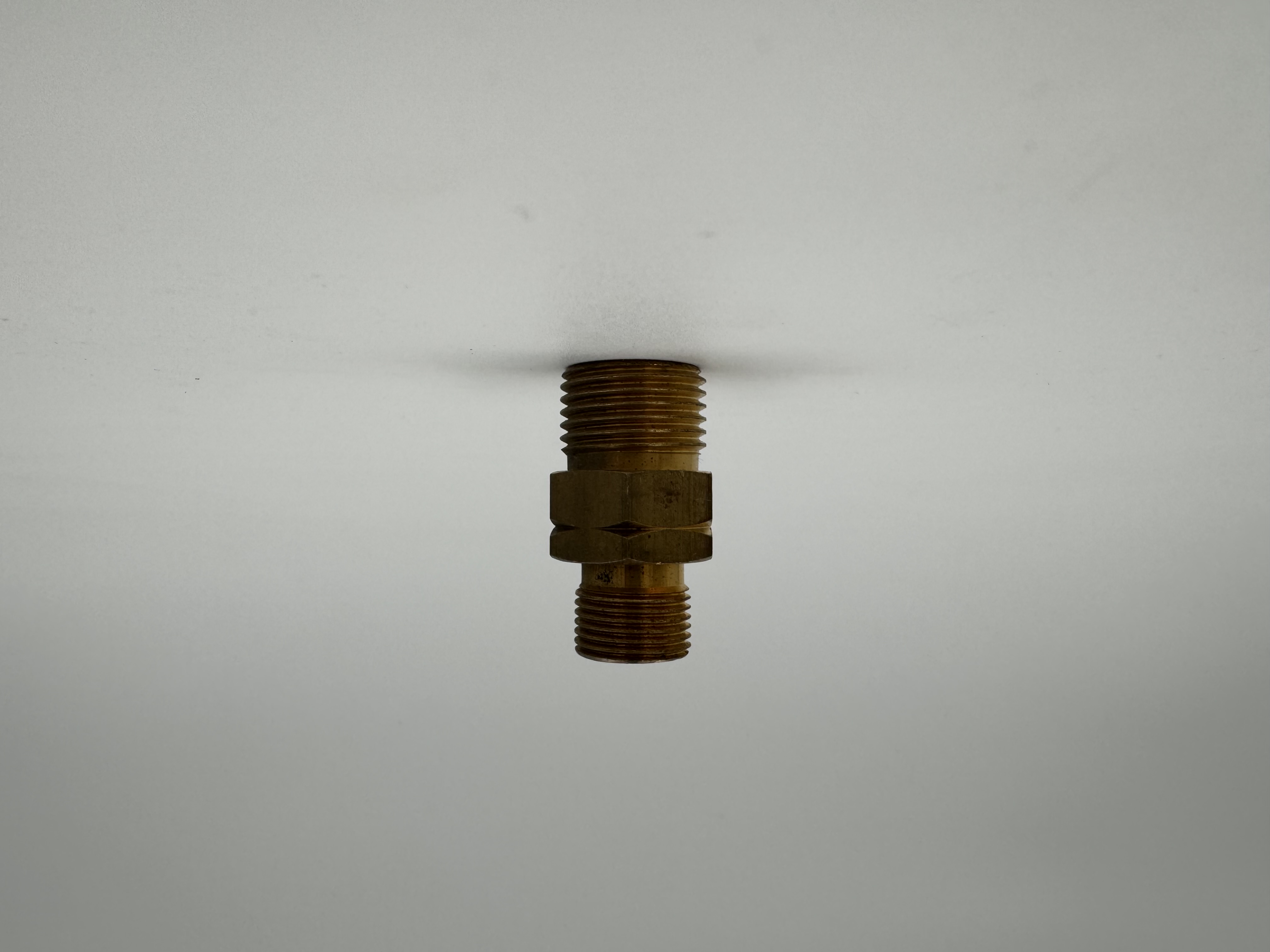 Doppelnippel G 3/8“ LH x G 1/2“ RH DIN