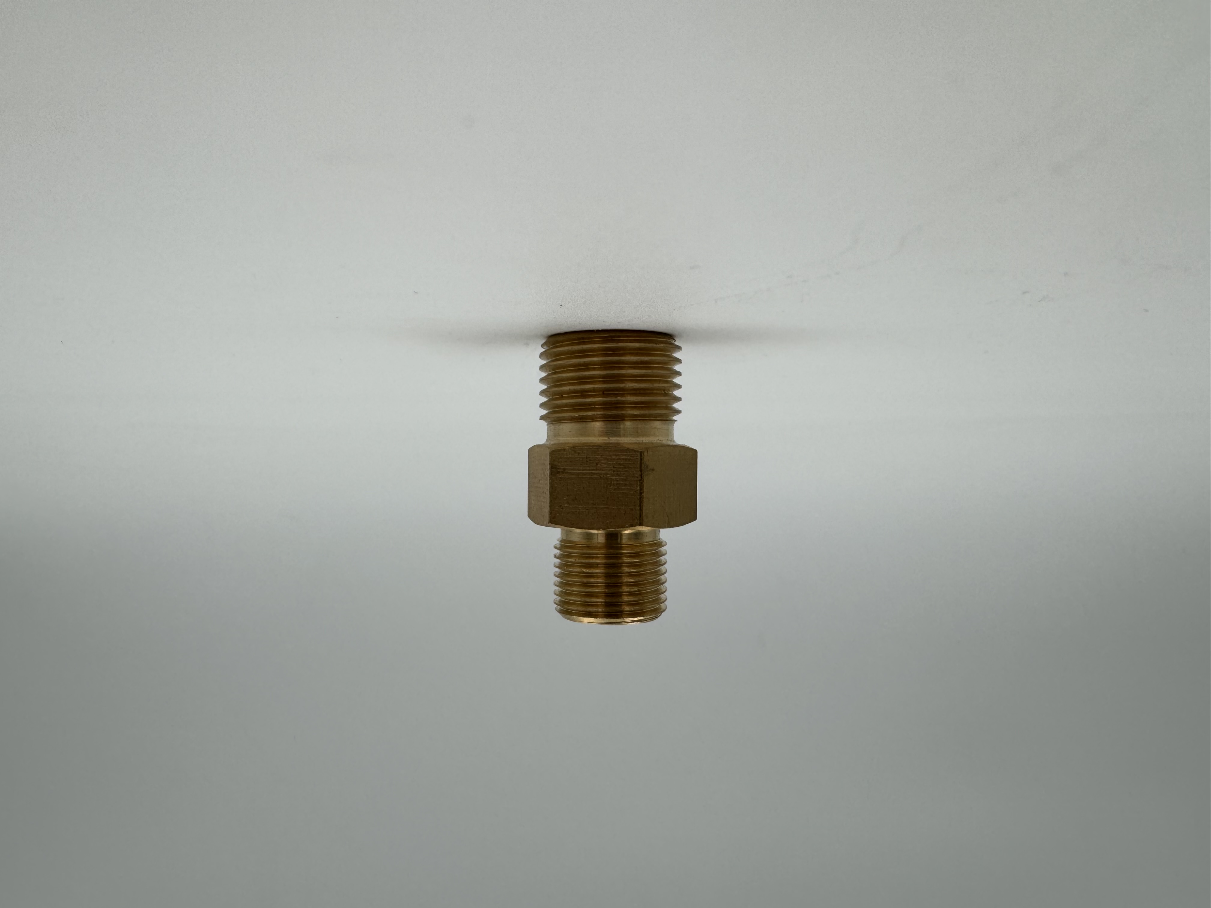Doppelnippel G 3/8“ RH x G 1/2“ RH DIN