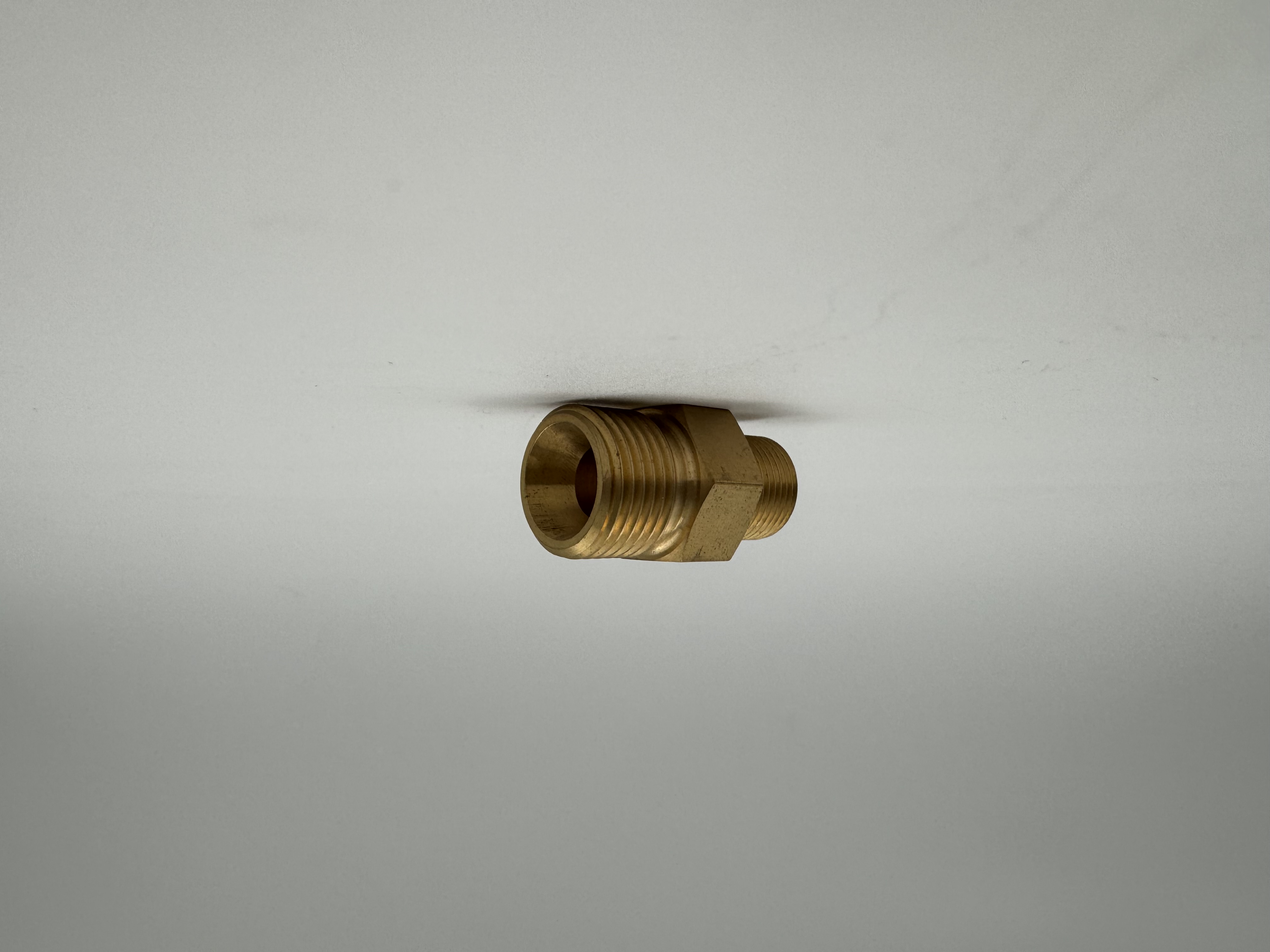 Doppelnippel G 3/8“ RH x G 1/2“ RH DIN